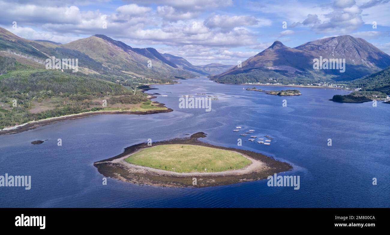 Une vue sur le Loch Linnhe vers Glencoe, le Pap de Glencoe, Ben Nevis et fort William, Highlands, Écosse. Banque D'Images