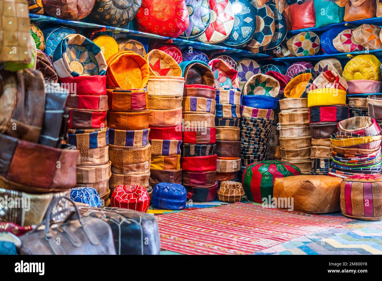 Variété de poufs en cuir vendus dans un immense magasin à côté de la tannerie à Fès, Maroc, Afrique du Nord Banque D'Images