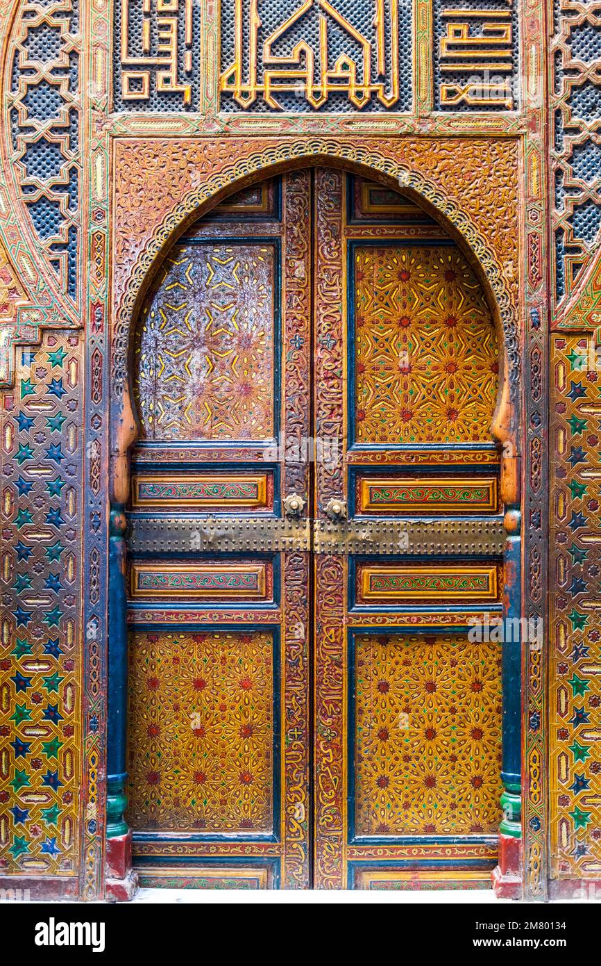 Belle porte en bois colorée de style arabe, Fès, Maroc, Afrique du Nord Banque D'Images