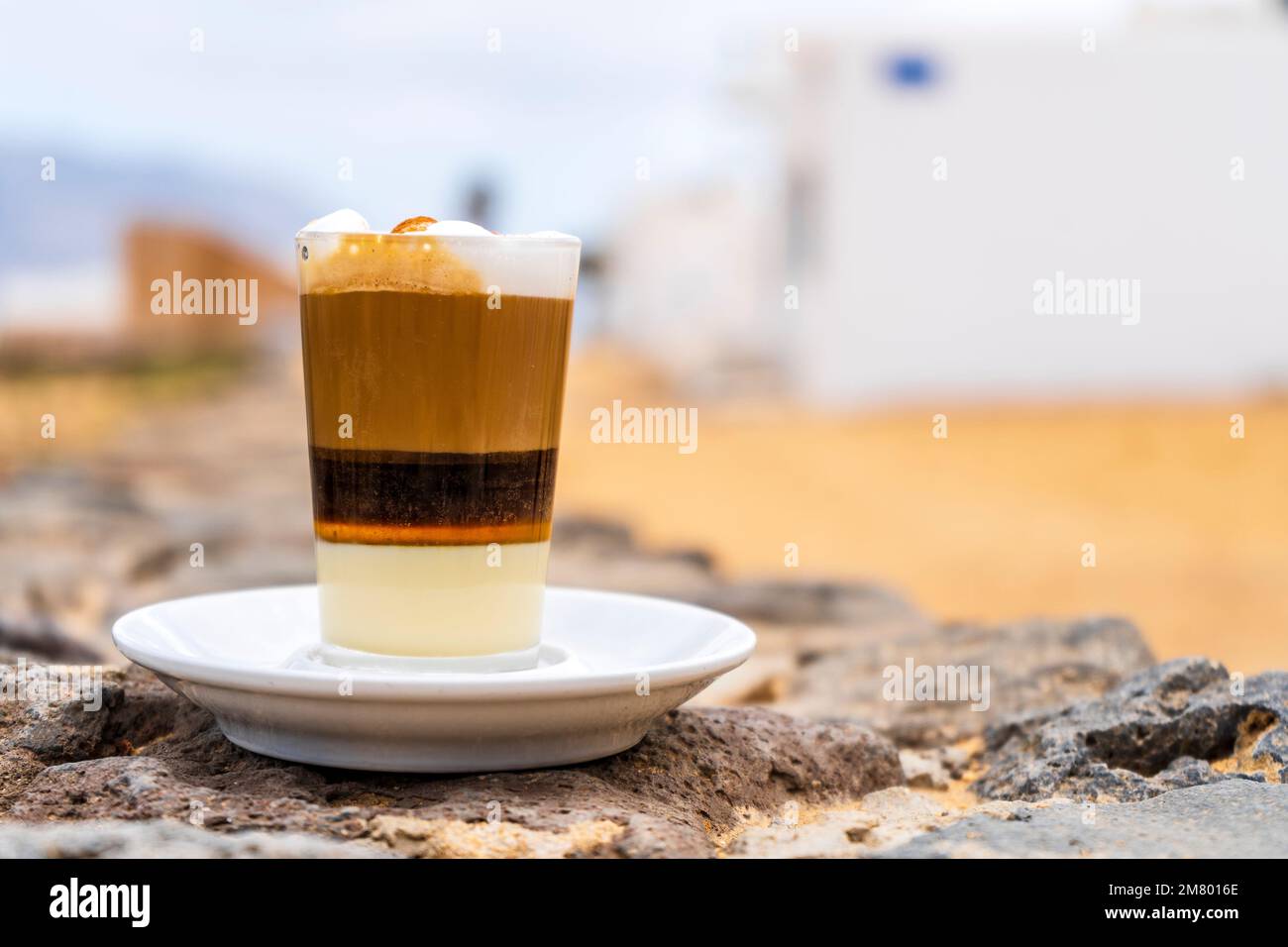 Délicieux café barraquito avec liqueur et lait condensé, typique de l'île des Canaries, la Graciosa, Espagne Banque D'Images