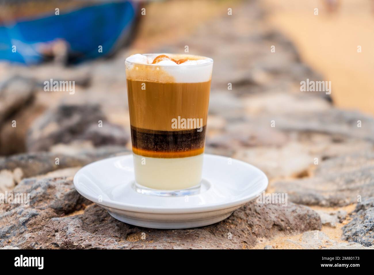 Délicieux café barraquito avec liqueur et lait condensé, typique de l'île des Canaries, la Graciosa, Espagne Banque D'Images