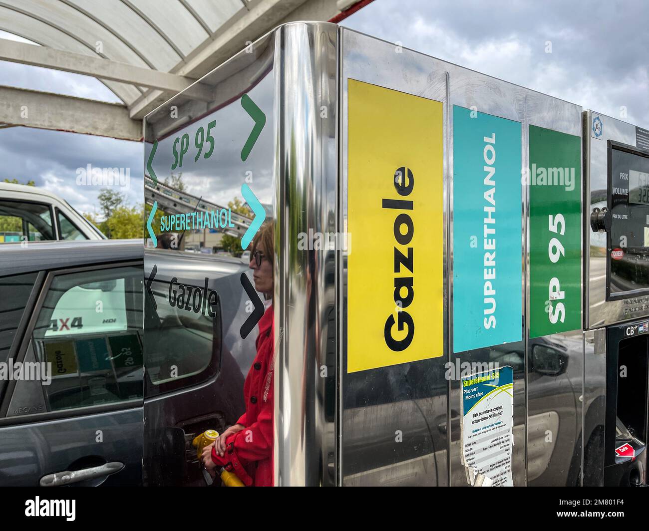 POMPES À GAZ, STATION-SERVICE AVEC DIESEL, SUPERETHANOL ET SANS PLOMB 95, L'AIGUILLE, ORNE, FRANCE Banque D'Images