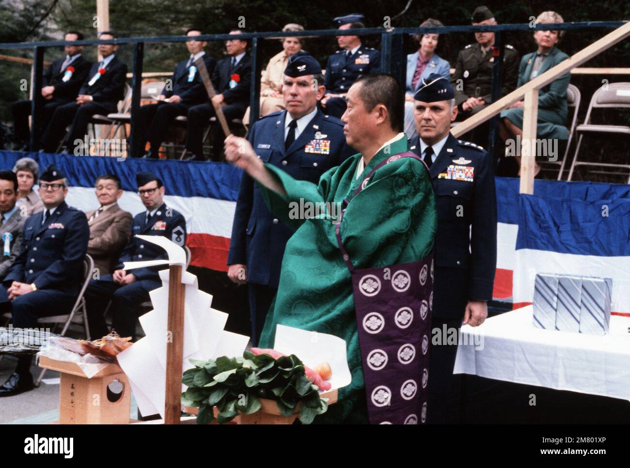 Un prêtre Shinto donne une bénédiction traditionnelle à l'ouverture officielle du complexe récréatif de Tama Hills. Le complexe a été rénové par des membres du 475th Squadron du génie civil de la base aérienne de Yokota. Le lieutenant-général Charles L. Donnelly, commandant de la Force aérienne de 5th, est directement derrière le prêtre. Base: Tokyo pays: Japon (JPN) Banque D'Images