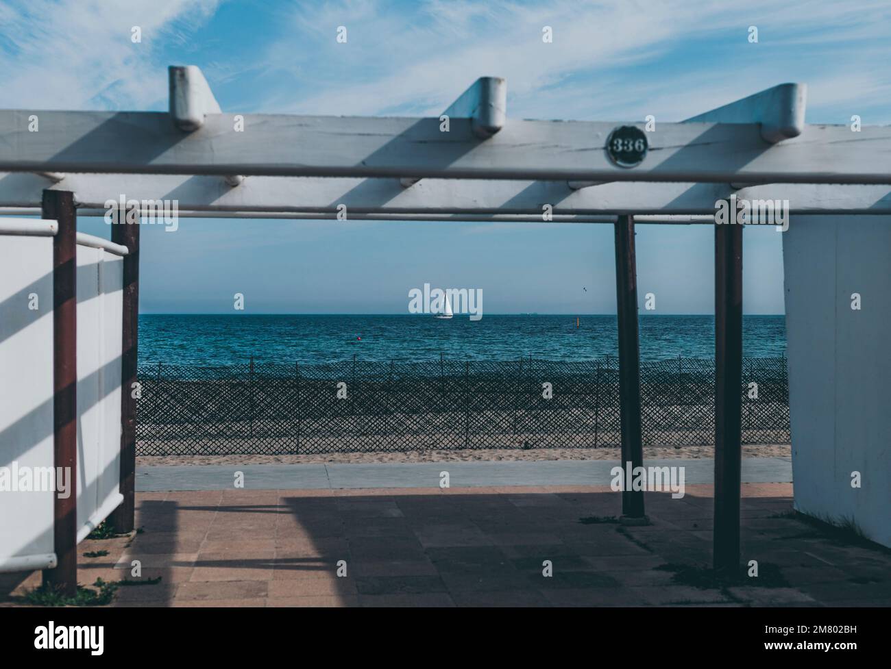 bâtiments de plage blancs avec paysage marin en arrière-plan Banque D'Images