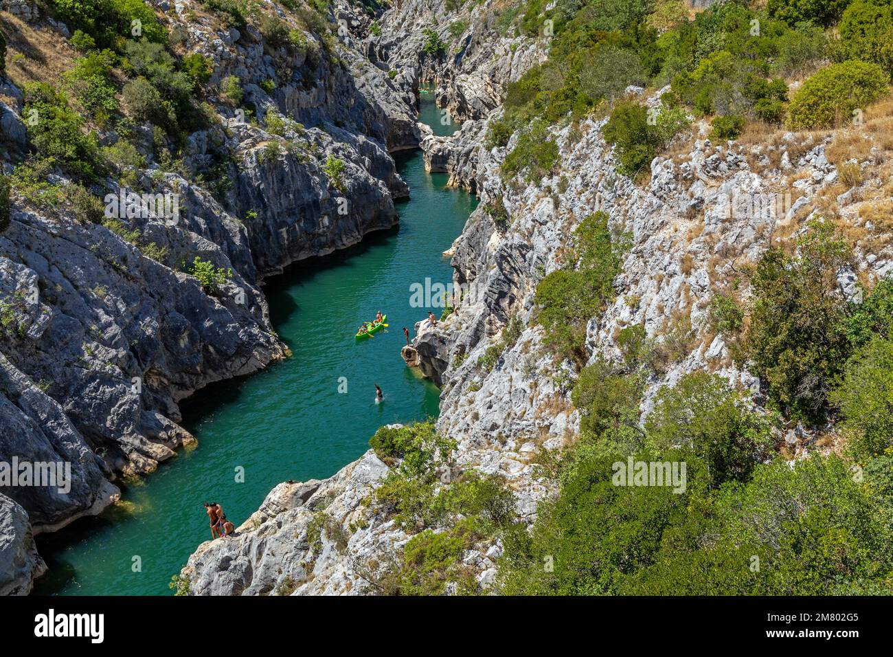 CANOËS ET BAIGNEURS, GORGES DE L'HÉRAULT SUR LE CHEMIN DE SAINT JAMES, ANIANE, SAINT-GUILHEM-LE-DÉSERT, HERAULT, OCCITANIE, FRANCE Banque D'Images