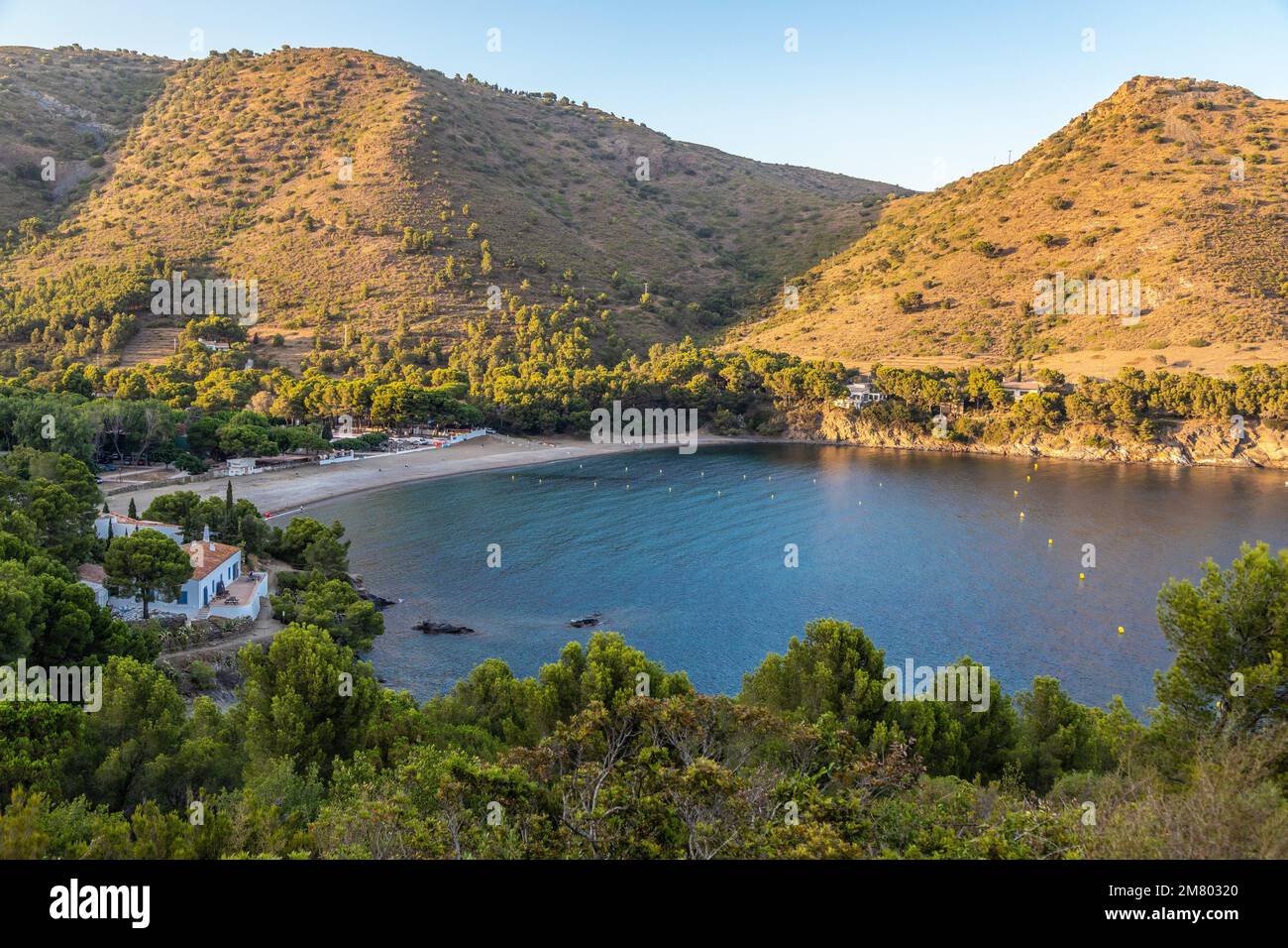 CALA MONTJOI BEACH, RESTAURANT EL BULLI EN PREMIER PLAN, ROSAS, COSTA BRAVA, CATALOGNE, ESPAGNE Banque D'Images