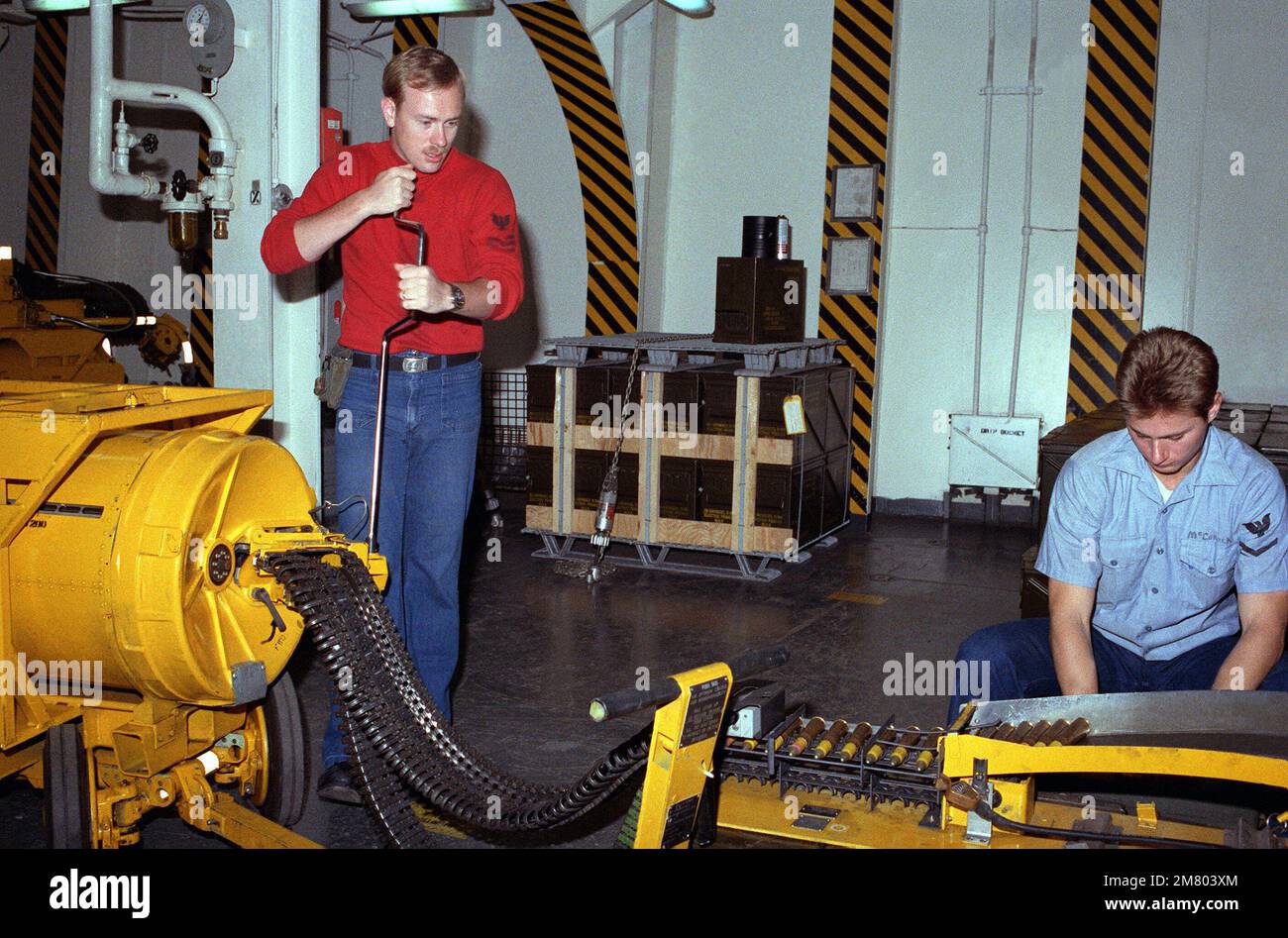 Les engins de l'aviation chargent des munitions de 20 mm dans un transporteur à système de chargement de munitions sans liaison (LALS) dans les espaces d'armement à bord du porte-avions à propulsion nucléaire USS DWIGHT D. EISENHOWER (CVN 69). Base : USS Dwight D Eisenhower (CVN 69) pays : Mer méditerranée (MED) Banque D'Images