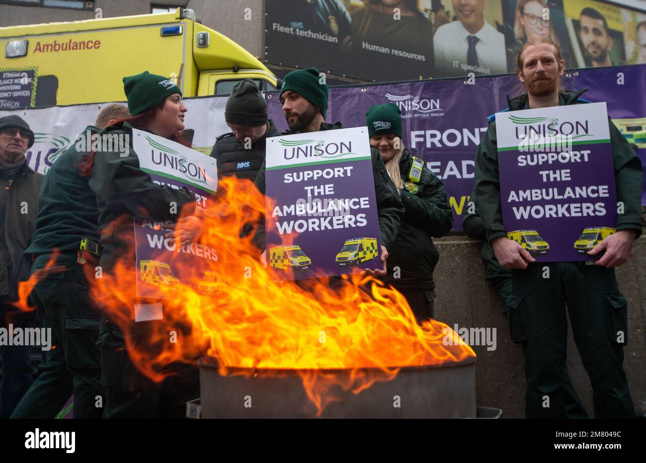 Londres, Angleterre, Royaume-Uni. 11th janvier 2023. Les ambulanciers sont vus à la ligne de piquetage à l'extérieur du service d'ambulance de Londres, alors que des milliers de membres du syndicat Unison et GMB vont faire la grève au Royaume-Uni. (Credit image: © Tayfun Salci/ZUMA Press Wire) USAGE ÉDITORIAL SEULEMENT! Non destiné À un usage commercial ! Crédit : ZUMA Press, Inc./Alay Live News Banque D'Images