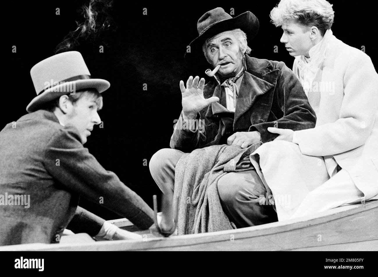 l-r: Collin Johnson (Herbert Pocket), Roy Dotrice (Magsorch), Ian McCurrach (PIP) dans LES GRANDES ATTENTES de Charles Dickens au Old Vic, Londres SE1 02/01/1985 adapté et réalisé par Peter COE design: Peter Rice Lighting: Mark Henderson Banque D'Images