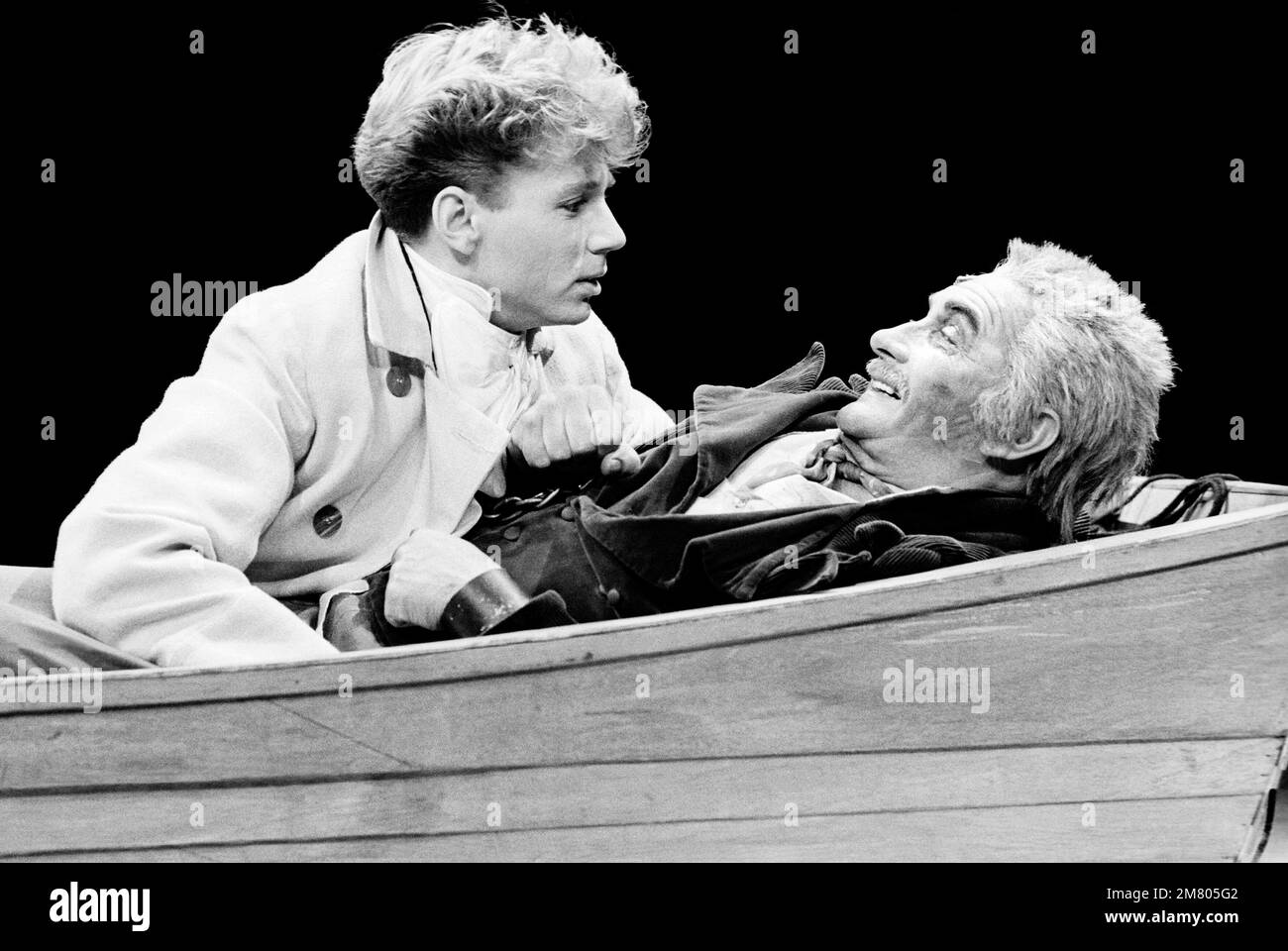 Mort de Magsory - l-r: Ian McCurrach (PIP), Roy Dotrice (Magsorch) dans DE GRANDES ESPÉRANCES par Charles Dickens au Old Vic, Londres SE1 02/01/1985 adapté et réalisé par Peter COE design: Peter Rice Lighting: Mark Henderson Banque D'Images
