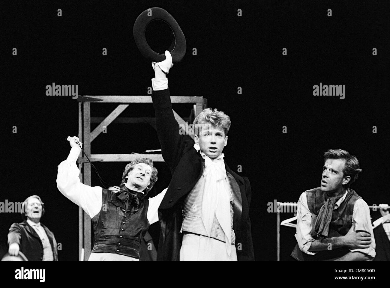 Centre, l-r: Charles Lewsen (M. Trabb), Ian McCurrach (PIP) dans LES GRANDES ATTENTES de Charles Dickens au Old Vic, Londres SE1 02/01/1985 adapté et réalisé par Peter COE design: Peter Rice Lighting: Mark Henderson Banque D'Images