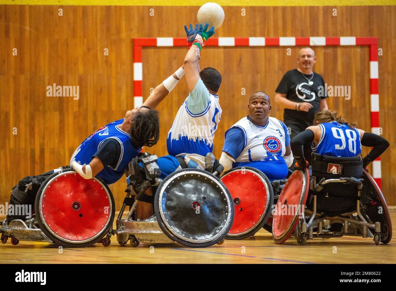 HANDI RUGBY, SPORTS D'ÉQUIPE POUR PERSONNES HANDICAPÉES EN FAUTEUIL ROULANT Banque D'Images