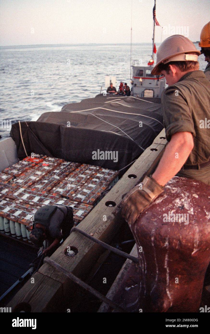 Les munitions sont déchargées d'un embarcation de service public (ULC) pendant les opérations DE LIGNE DE SAUVETAGE menées par les compagnies de transport de 155th, 567th et 870th. Objet opération/série: LIFELINE base: Southport État: Caroline du Nord (NC) pays: États-Unis d'Amérique (USA) Banque D'Images