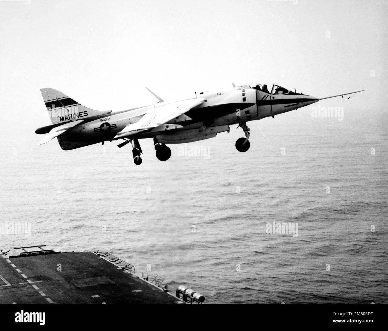 Vue du côté droit d'un avion AV-8C Harrier vertical/court décollage et atterrissage (V/STOL), juste après le décollage d'un porte-avion. Le Harrier, fabriqué par McDonnell-Douglas, Inc., est en cours d'essai et d'évaluation. Pays : inconnu Banque D'Images