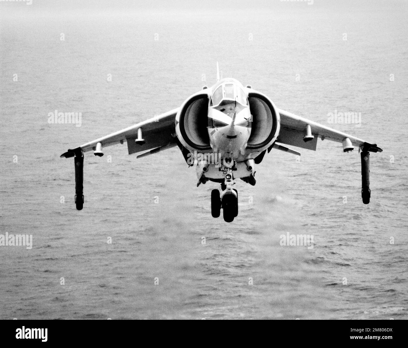 Vue avant d'un avion AV-8C Harrier vertical/court décollage et atterrissage (V/STOL) arrivant pour un atterrissage à bord d'un porte-avions. Le Harrier, fabriqué par McDonnell-Douglas, Inc., est en cours d'essai et d'évaluation. Pays : inconnu Banque D'Images