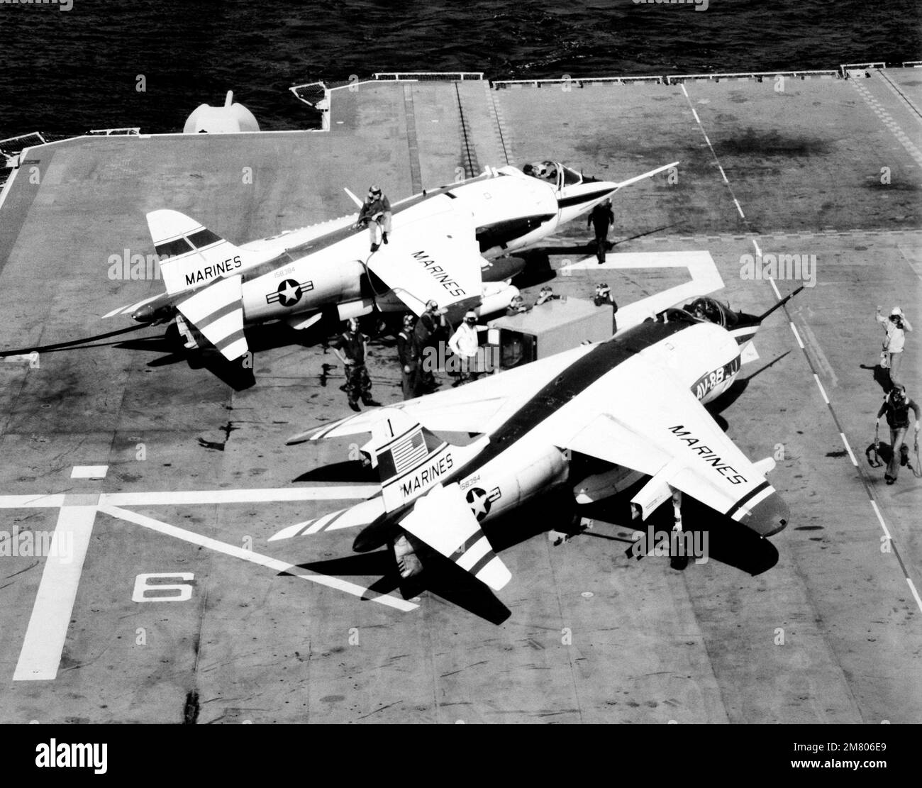 Le personnel de la plate-forme de vol amorce un avion vertical/court de décollage et d'atterrissage (V/STOL) de Marine corps AV-8C pour le vol, à gauche. L'AV-8C et l'AV-8B, à droite, fabriqués par McDonnell-Douglas, Inc., font l'objet d'essais en vol sur terre et à bord d'un navire avant la livraison au corps des Marines. Pays : inconnu Banque D'Images