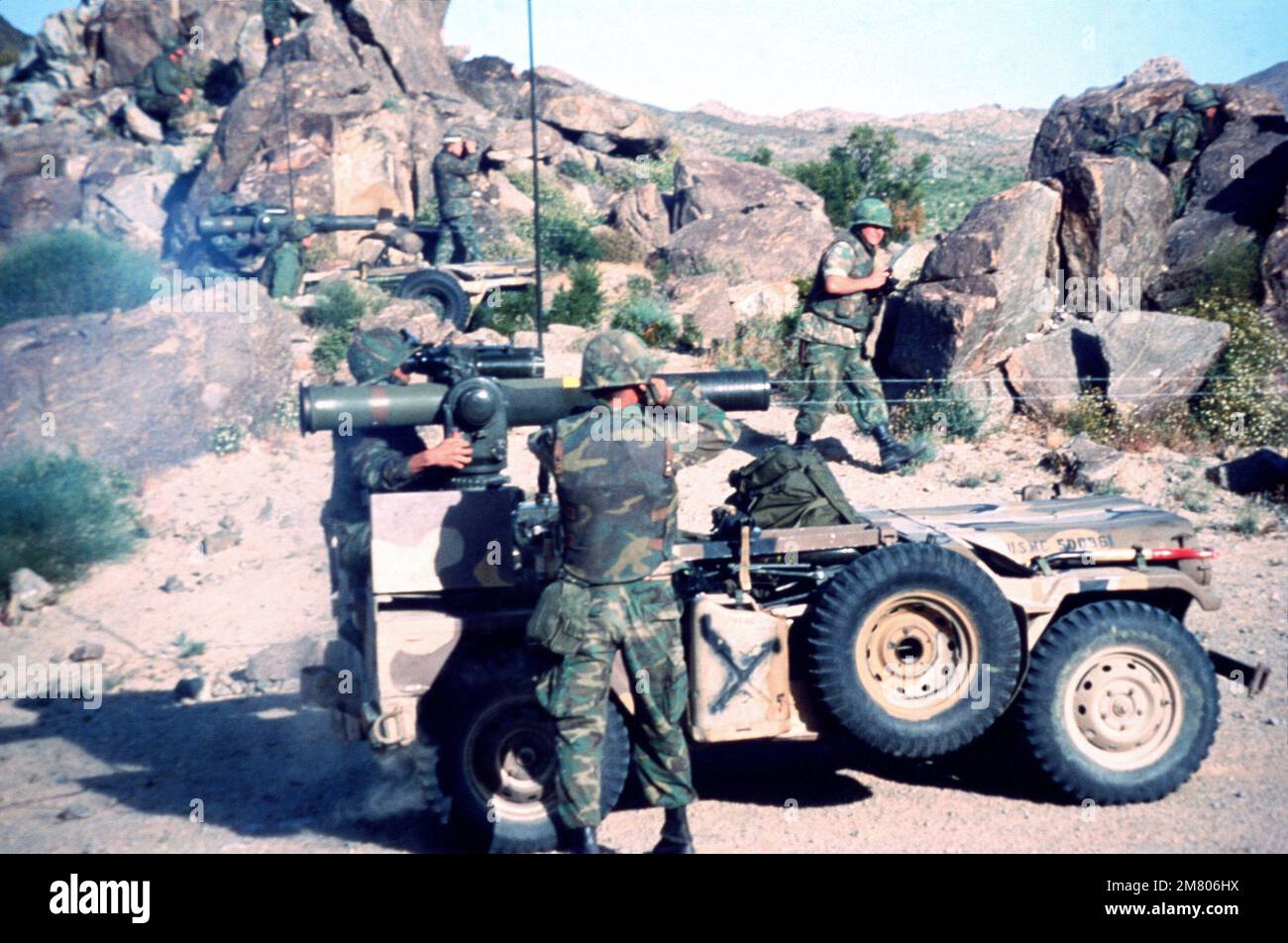 Les Marines du 3rd Bataillon, 6th Regiment, ont lancé une arme anti-char lourde à lancettes, optiquement tractée et guidée par fil (TOW) pendant les exercices combinés d'armes cinq et six. Les fils utilisés pour guider le missile DE REMORQUAGE peuvent être vus s'étendant du barillet de l'arme. Base: Twentynine Palms État: Californie (CA) pays: Etats-Unis d'Amérique (USA) Banque D'Images Les Marines du 3rd Bataillon, 6th Regiment, ont lancé une arme anti-char lourde à lancettes, optiquement tractée et guidée par fil (TOW) pendant les exercices combinés d'armes cinq et six. Les fils utilisés pour guider le missile DE REMORQUAGE peuvent être vus s'étendant du barillet de l'arme. Base: Twentynine Palms État: Californie (CA) pays: Etats-Unis d'Amérique (USA) Banque D'Images