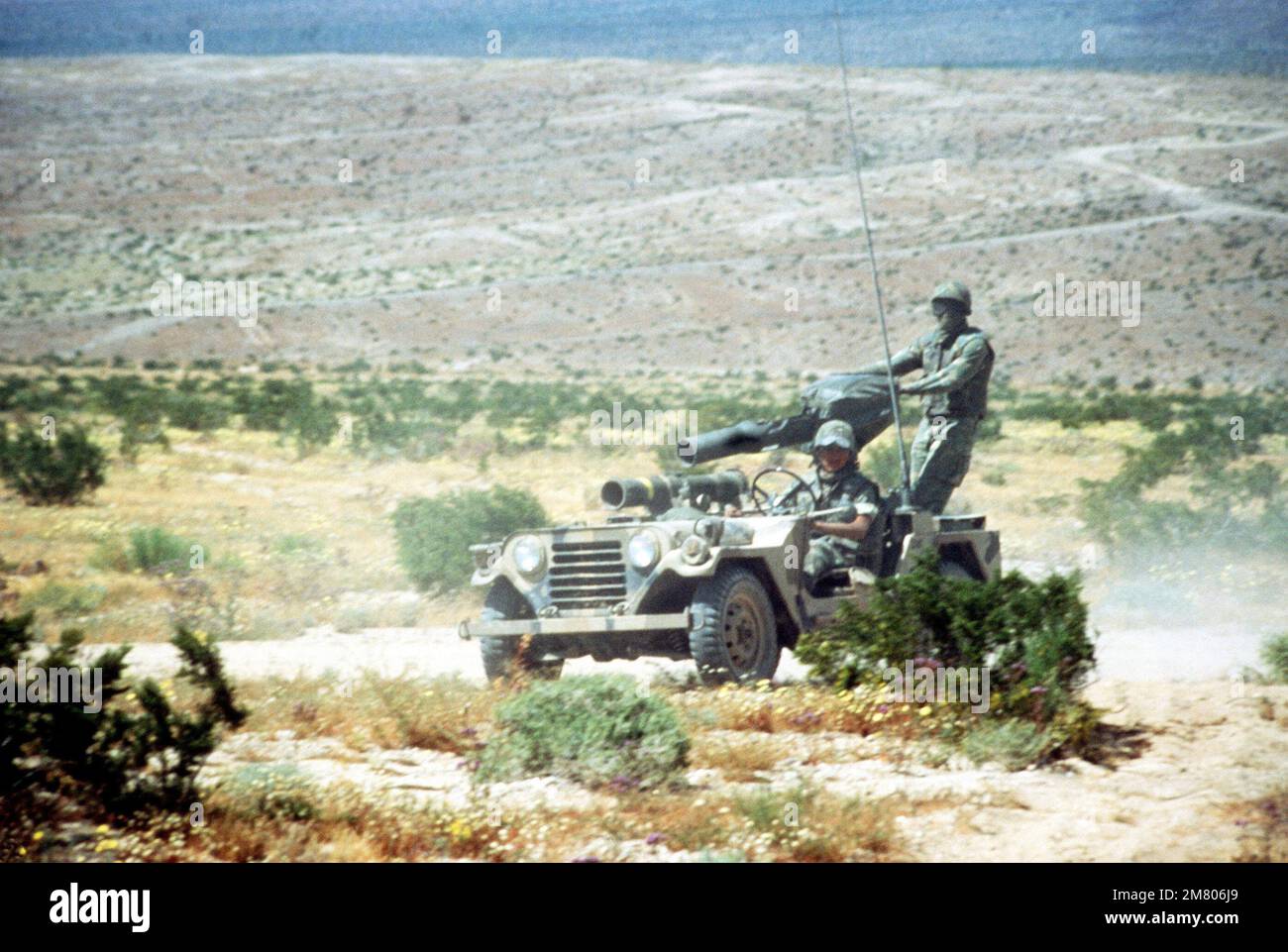 Les Marines du 3rd Bataillon, 6th Regiment, fournissent une défense arrière pour leur colonne avec une arme anti-char lourde à bord d'un tube, optiquement suivie et guidée par fil (REMORQUAGE) montée sur une jeep. Les Marines participent aux exercices d'armes combinées cinq et six. Base: Twentynine Palms État: Californie (CA) pays: Etats-Unis d'Amérique (USA) Banque D'Images Les Marines du 3rd Bataillon, 6th Regiment, fournissent une défense arrière pour leur colonne avec une arme anti-char lourde à bord d'un tube, optiquement suivie et guidée par fil (REMORQUAGE) montée sur une jeep. Les Marines participent aux exercices d'armes combinées cinq et six. Base: Twentynine Palms État: Californie (CA) pays: Etats-Unis d'Amérique (USA) Banque D'Images