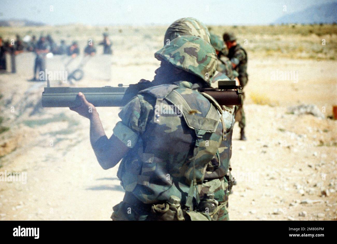 Une Marine tire une arme anti-char légère sur la portée de tir pendant les exercices d'armes combinées cinq et six. Base: Twentynine Palms État: Californie (CA) pays: Etats-Unis d'Amérique (USA) Banque D'Images Une Marine tire une arme anti-char légère sur la portée de tir pendant les exercices d'armes combinées cinq et six. Base: Twentynine Palms État: Californie (CA) pays: Etats-Unis d'Amérique (USA) Banque D'Images