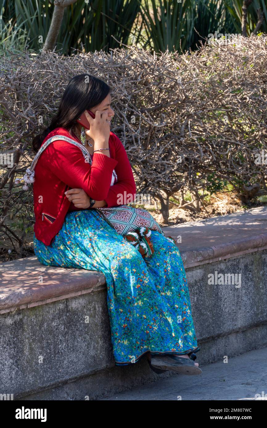 femme parlant au téléphone avec le costume traditionnel de la culture wixarika huichol Banque D'Images