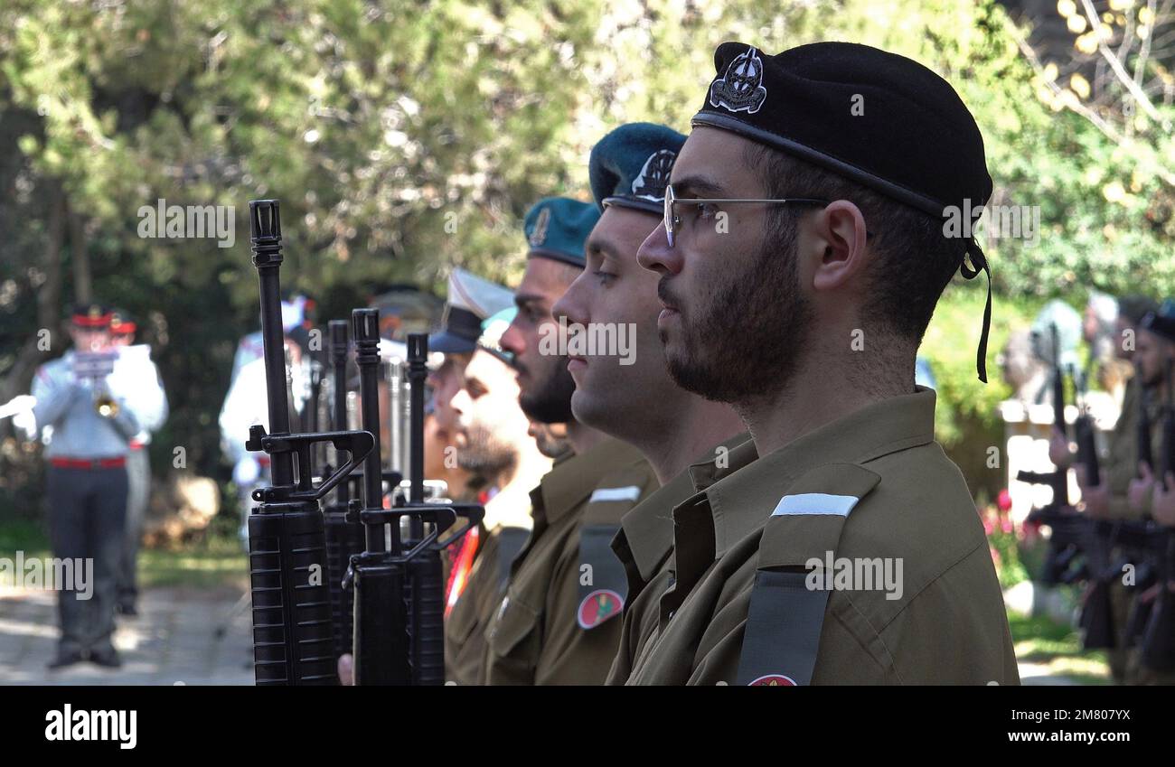 JÉRUSALEM, ISRAËL - 11 JANVIER : les cadets de l'armée israélienne se tiennent fermement lors de la cérémonie officielle accueillant le nouvel ambassadeur turc en Israël, Sakir Ozkan Torunlar, à la résidence du Président pour donner une lettre de reconnaissance au Président israélien Isaac Herzog sur 11 janvier 2023, à Jérusalem, en Israël. Israël et la Turquie ont annoncé la normalisation complète de leurs relations en août dernier, après des années sans haute représentation diplomatique. Crédit : Eddie Gerald/Alay Live News Banque D'Images