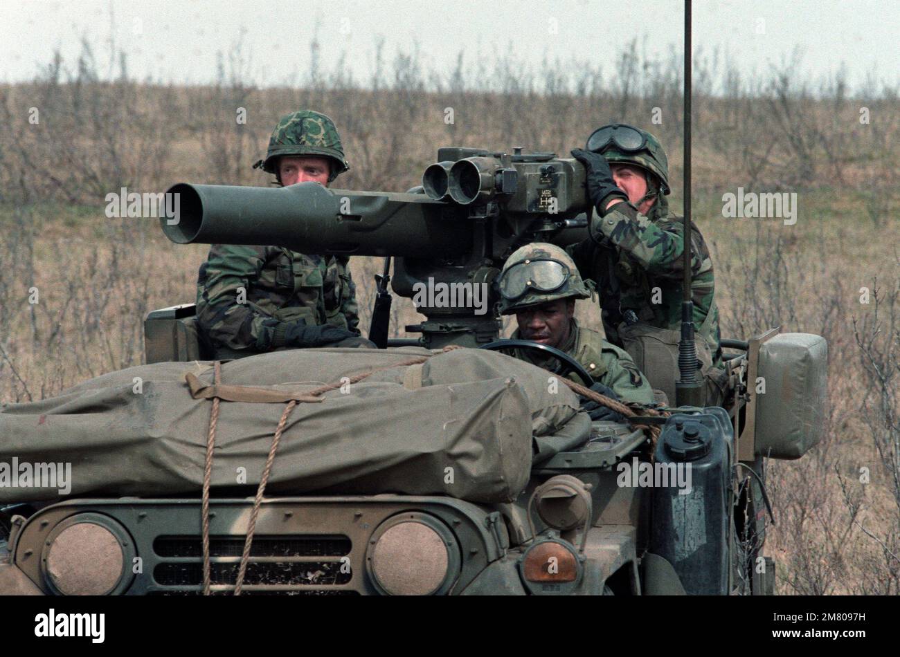 Les membres du bataillon 3rd, 327th infanterie, 101st Airborne Division, déplacent une arme antichar à lancement en jeep, optiquement suivie, à guidage par fil (TOW) en position pendant l'exercice combiné États-Unis/Canada OTAN RENDEZVOUS '83. Sujet opération/série: RENDEZVOUS '83 base: Camp Wainwright État: Alberta (AB) pays: Canada (CAN) Banque D'Images Les membres du bataillon 3rd, 327th infanterie, 101st Airborne Division, déplacent une arme antichar à lancement en jeep, optiquement suivie, à guidage par fil (TOW) en position pendant l'exercice combiné États-Unis/Canada OTAN RENDEZVOUS '83. Sujet opération/série: RENDEZVOUS '83 base: Camp Wainwright État: Alberta (AB) pays: Canada (CAN) Banque D'Images