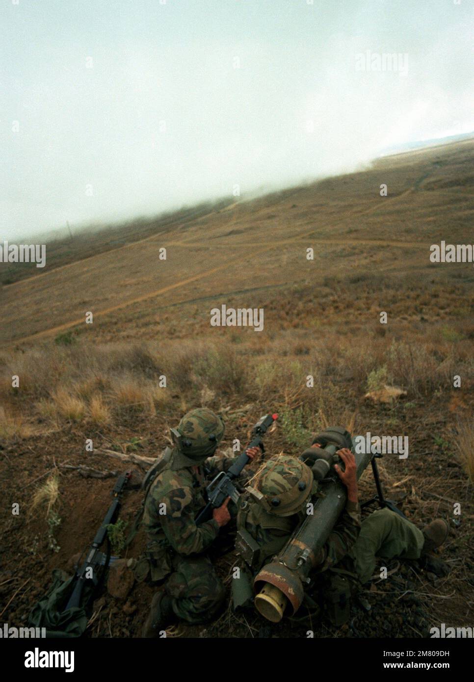 Une équipe d'armes antichars de missile Dragon du 1st Bataillon, 35th infanterie, 25th division d'infanterie, se prépare à une confrontation avec les forces opposées sur Puu Maile lors de leurs exercices annuels d'entraînement d'artillerie. Base: Pohakuloa zone d'entraînement État: Hawaï (HI) pays: Etats-Unis d'Amérique (USA) Banque D'Images Une équipe d'armes antichars de missile Dragon du 1st Bataillon, 35th infanterie, 25th division d'infanterie, se prépare à une confrontation avec les forces opposées sur Puu Maile lors de leurs exercices annuels d'entraînement d'artillerie. Base: Pohakuloa zone d'entraînement État: Hawaï (HI) pays: Etats-Unis d'Amérique (USA) Banque D'Images