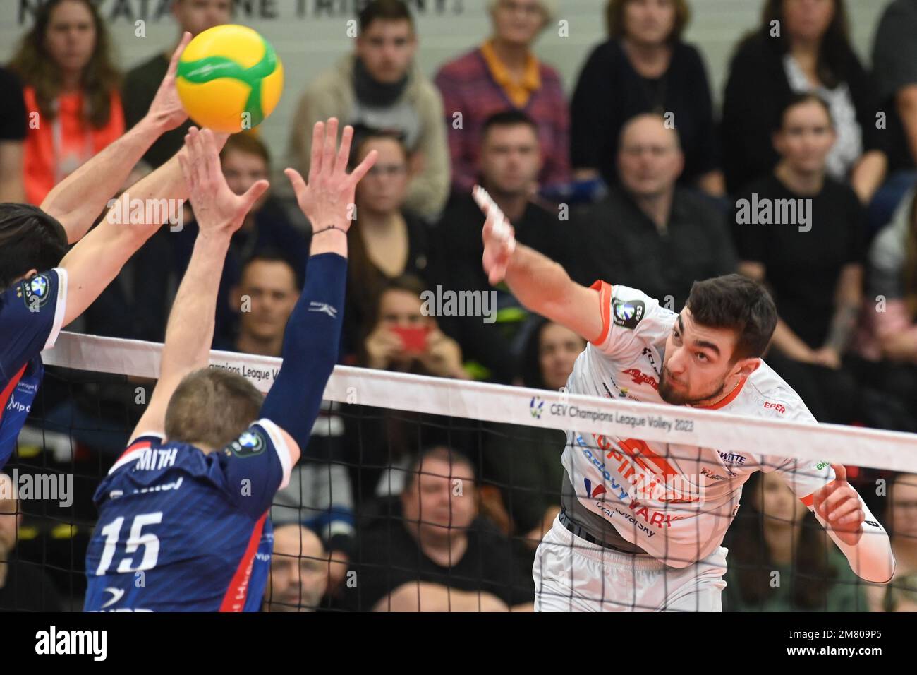 Karlovy Vary, République tchèque. 11th janvier 2023. L-R Aleksander Sliwka de Kozle et Kewin Sasak de Vary en action pendant la Ligue des champions hommes de volley-ball, 5th tour, groupe D, match VK Karlovarsko - Grupa Azoty Kedzierzyn - Kozle, à Karlovy Vary, République Tchèque, sur 11 janvier 2023. Crédit: Slavomir Kubes/CTK photo/Alamy Live News Banque D'Images