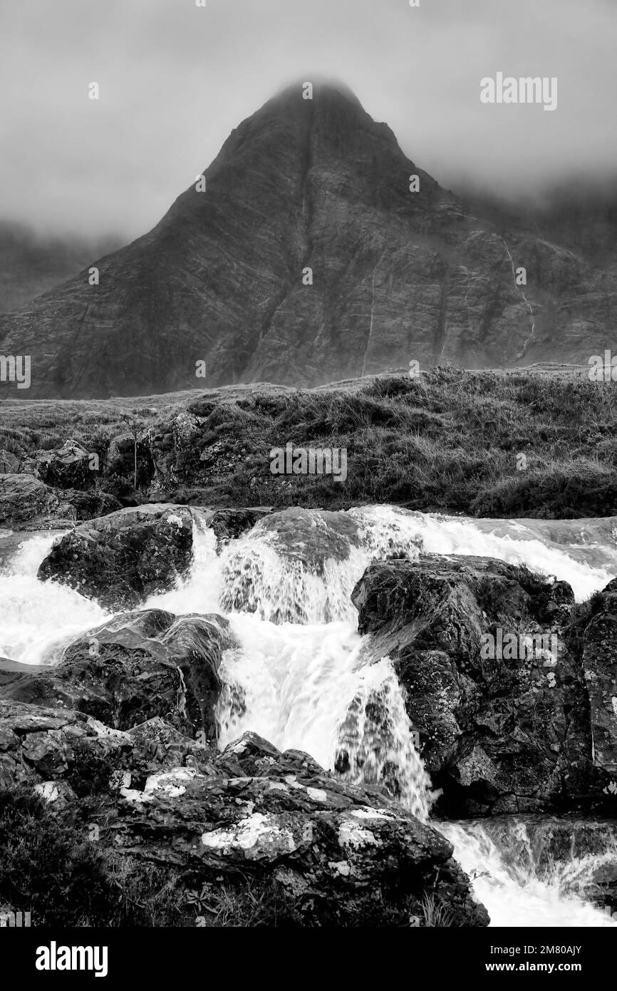 Skye Fairy piscines avec sgurr un fheadain en arrière-plan Banque D'Images