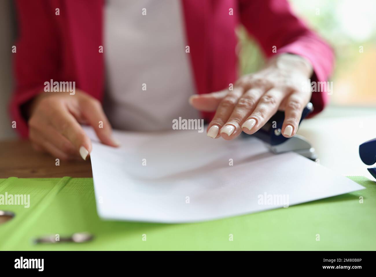 Image rapprochée d'une femme d'affaires travaillant avec des documents au bureau. Banque D'Images