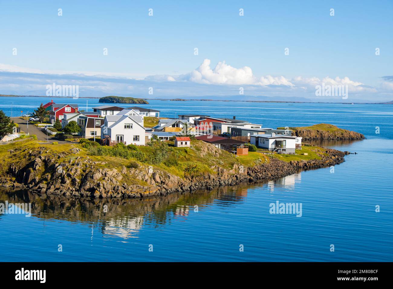 Sugandisey Cliffs, Islande à Snaefellsnes voile sur l'océan Atlantique et Phare de l'île Paysage Banque D'Images