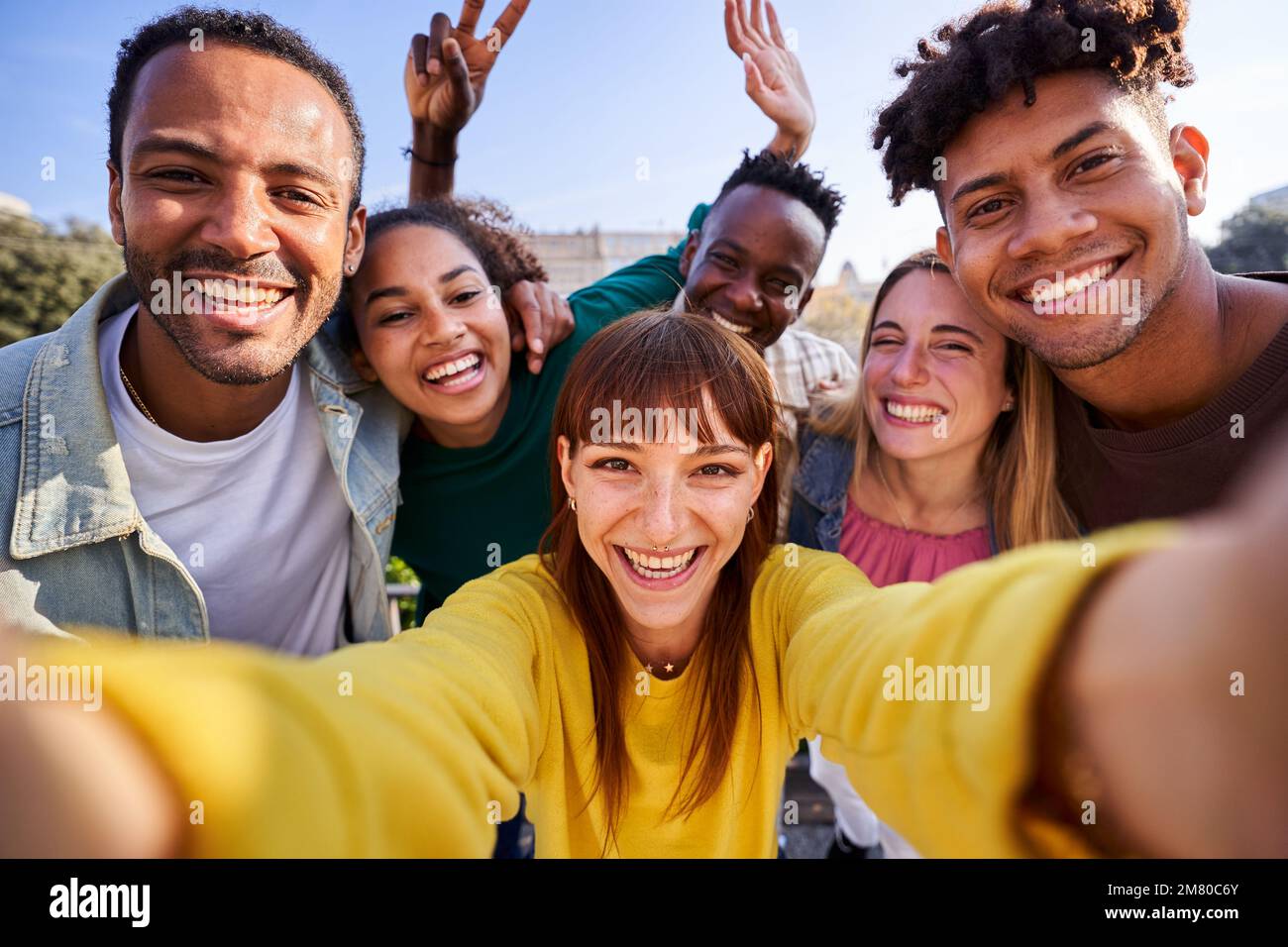 Groupe multiethnique d'amis prenant un selfie en plein air, s'amusant par temps ensoleillé. Banque D'Images