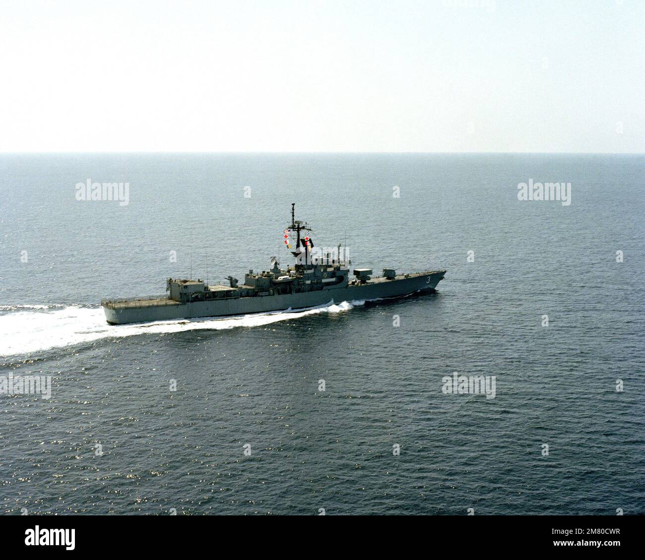 Une vue à tribord de la frégate de missiles guidés USS SCHOFIELD (FFG 3) est en cours. Pays : inconnu Banque D'Images