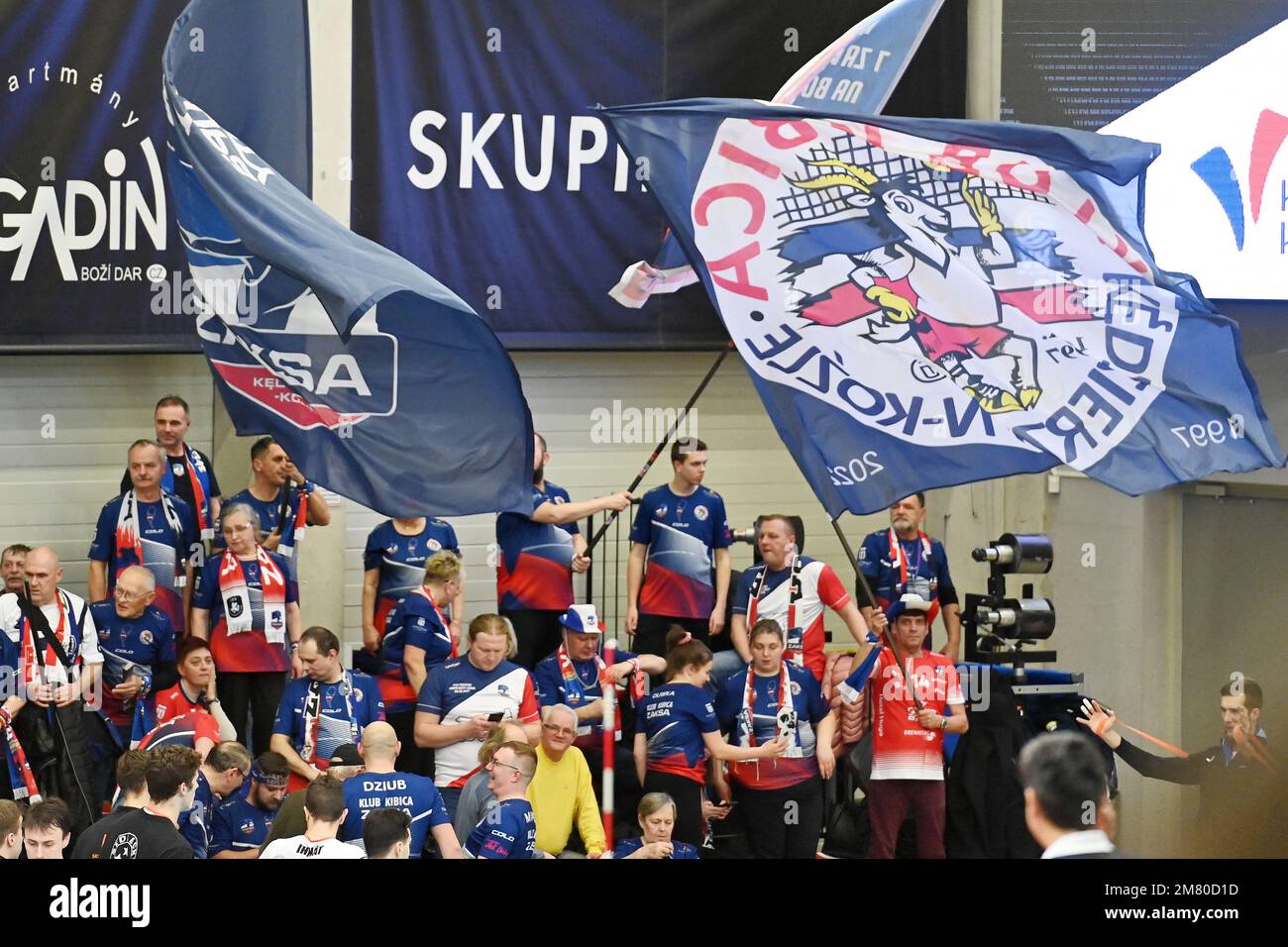 Karlovy Vary, République tchèque. 11th janvier 2023. Les fans polonais en action lors de la Ligue des champions de volleyball masculin, 5th tour, groupe D, match VK Karlovarsko - Grupa Azoty Kedzierzyn - Kozle, à Karlovy Vary, République Tchèque, sur 11 janvier 2023. Crédit: Slavomir Kubes/CTK photo/Alamy Live News Banque D'Images