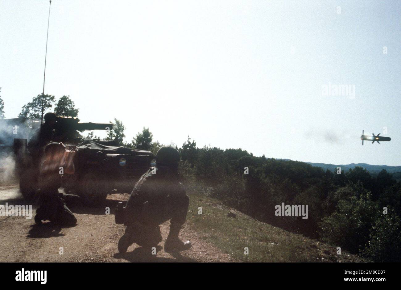 Un système d'arme antichar à lancement de tube, à suivi optique, guidé par fil (REMORQUAGE) est tiré à partir d'une jeep pendant les exercices d'entraînement. Base: Fort McCoy État: Wisconsin (WI) pays: Etats-Unis d'Amérique (USA) Banque D'Images Un système d'arme antichar à lancement de tube, à suivi optique, guidé par fil (REMORQUAGE) est tiré à partir d'une jeep pendant les exercices d'entraînement. Base: Fort McCoy État: Wisconsin (WI) pays: Etats-Unis d'Amérique (USA) Banque D'Images
