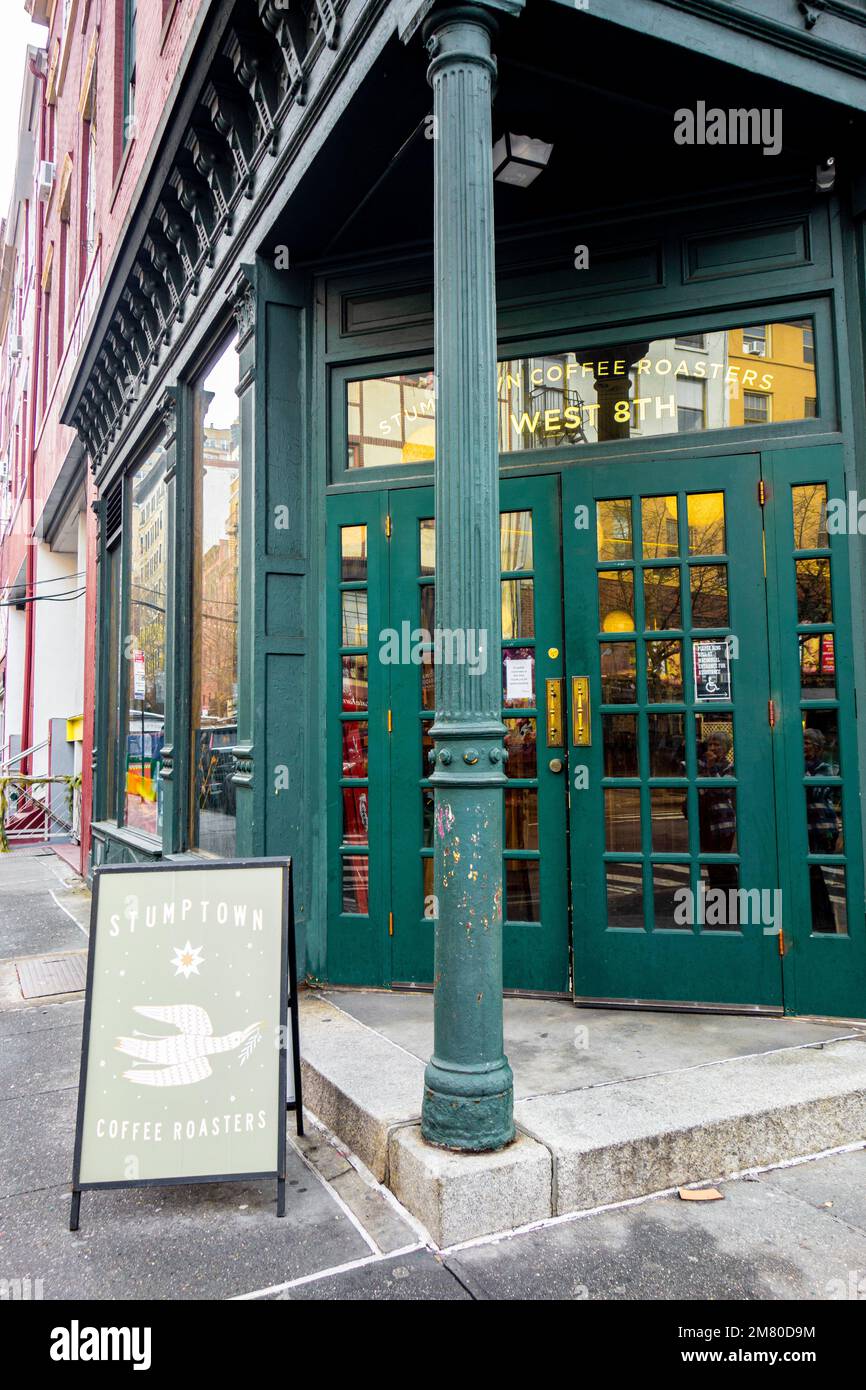 Stumptown Coffee Roasters à l'angle de 8th Street et MacDougal à Greenwich Village, New York City, NY, USA Banque D'Images