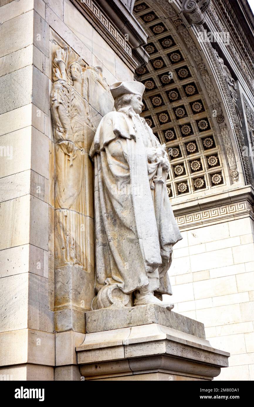 Statue sur Washington Square Arch par Hermon Atkins MacNeil de George Washington accompagné de Fame et de Valor, Greenwich Village, NYC, Etats-Unis Banque D'Images