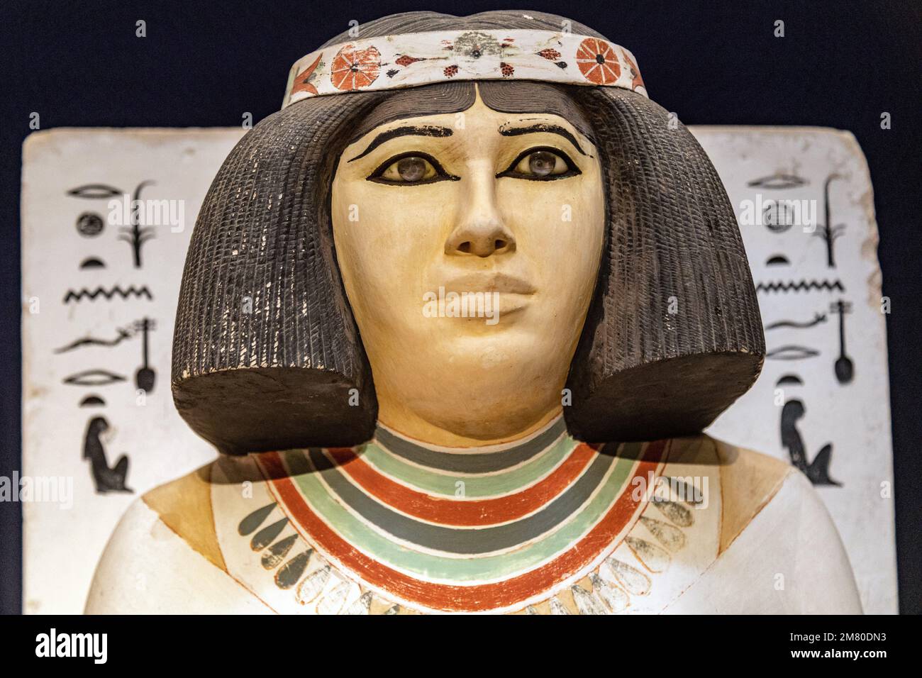 STATUE DE NOFRET, ÉPOUSE DU PRINCE RAHOTEP DE LA DYNASTIE 4TH, MUSÉE