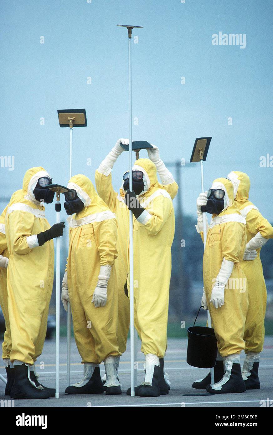 Les membres de la Force d'intervention en cas de catastrophe, portant des combinaisons de protection nucléaire-biologique-chimique (NBC), se tiennent à côté de l'équipement de décontamination sur la ligne de vol pendant l'exercice DU BOUCLIER GLOBAL au quartier général du Commandement aérien stratégique (sac). Opération/série du sujet : BOUCLIER MONDIAL base : base aérienne de l'Offutt État : Nebraska (ne) pays : États-Unis d'Amérique (USA) Banque D'Images