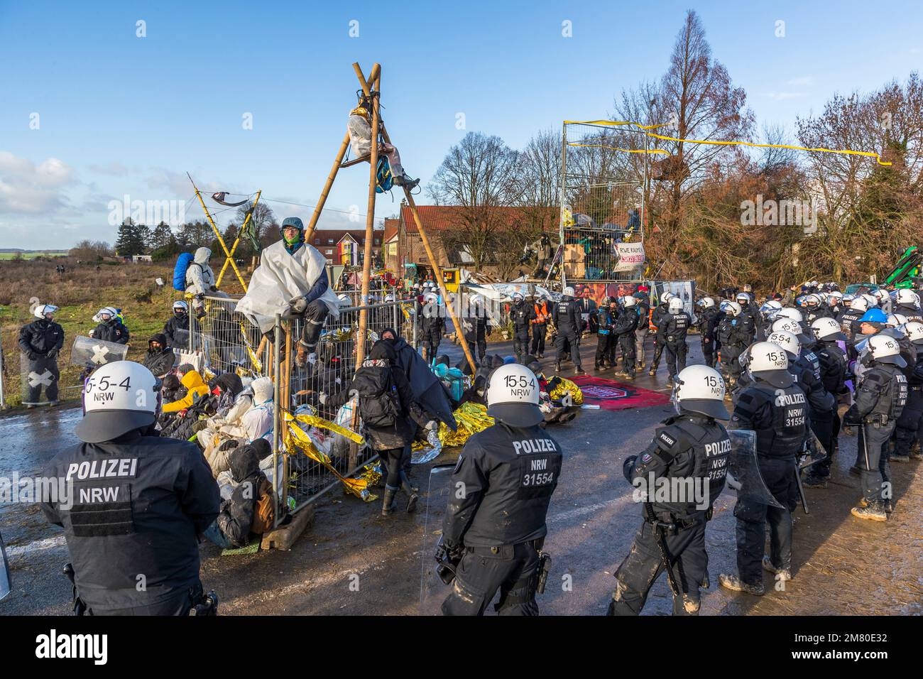Les activistes du climat se sont barricadés dans le village allemand de Lutzerath, en Rhénanie-du-Nord-Westphalie. Les militants occupent le village depuis plus de deux ans pour l'empêcher de disparaître de la surface de la terre, comme convenu dans un accord négocié par les dirigeants politiques. Les mines de la société énergétique RWE s'enflamment là-bas, ce que les activistes accusent du réchauffement climatique et de la pollution de CO2. Tôt ce matin, la police a commencé à évacuer le village. Banque D'Images