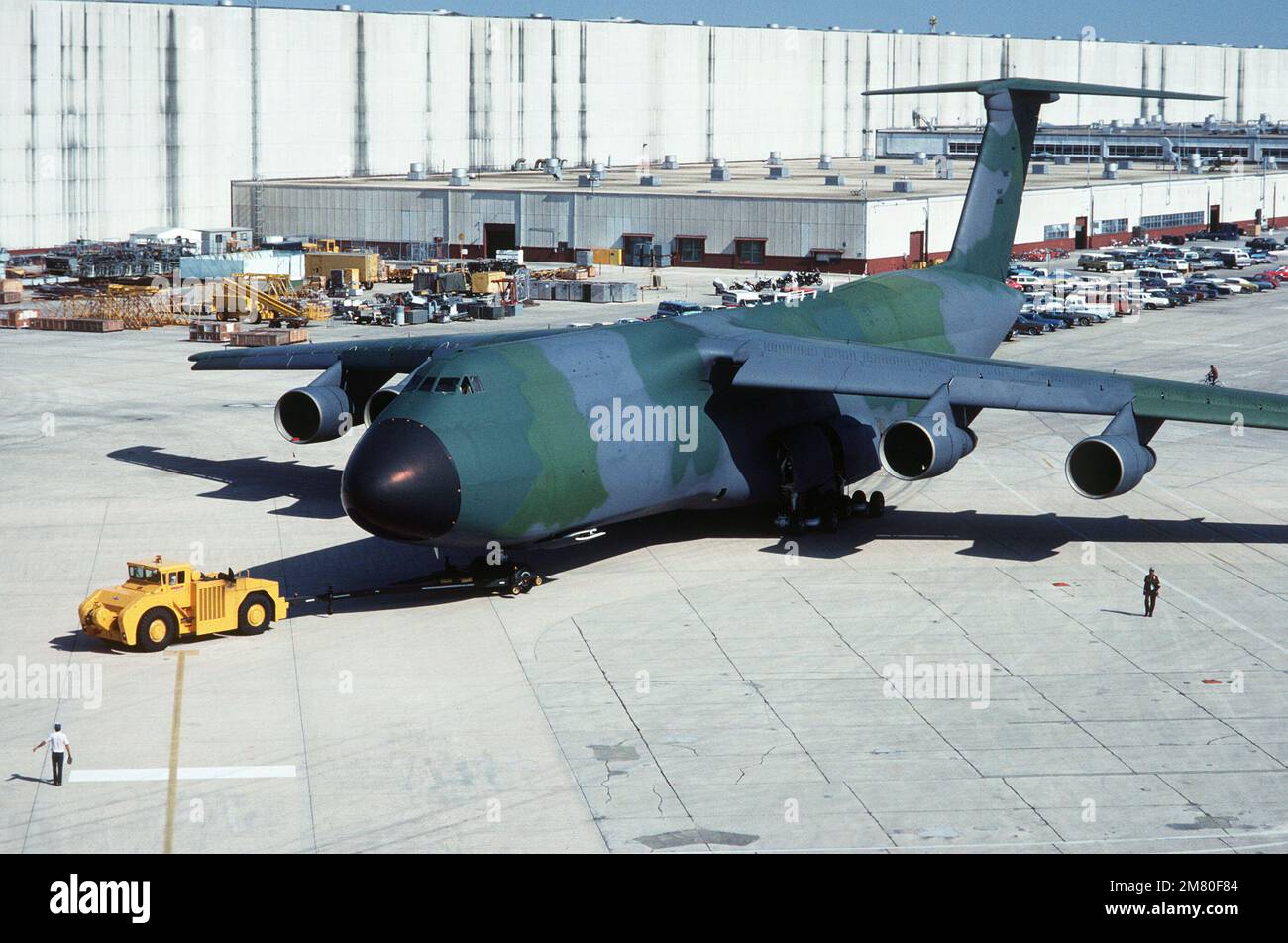 Le premier avion C5 Galaxy à camouflage est remorqué jusqu'à la ligne de vol du Air Logistics