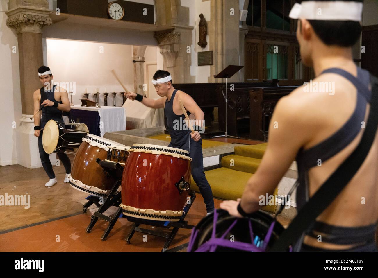 Shumei Taiko performance par des batteurs professionnels japonais à l'église All Saints à Highgate que les Japonais utilisent comme un appel spirituel à la nature. Banque D'Images