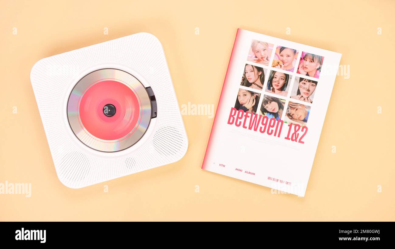 Deux fois entre 1 et 2 mini Album Box est réglé sur jaune. Disque de musique rouge dans un lecteur de cd blanc. Groupe de filles sud-coréennes deux fois. Espace pour le texte. Gatineau, QC CAN Banque D'Images