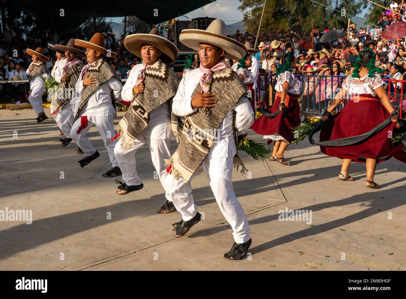 Des danseurs de San Antonino effectuent une danse traditionnelle au Guelaguetza à San Antonino Castillo Velasco, Oaxaca, Mexique. Banque D'Images