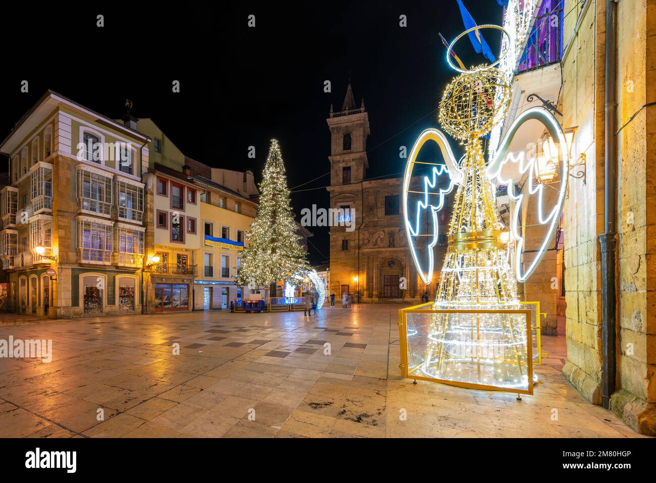 Plaza Ayuntamiento orné de lumières de Noël, Oviedo, Asturies, Espagne Banque D'Images