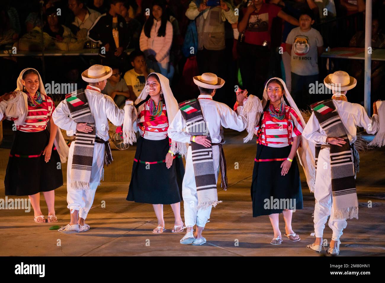 Des danseurs de Tlaxiaco effectuent une danse traditionnelle au Guelaguetza à San Antonino Castillo Velasco, Oaxaca, Mexique. Banque D'Images