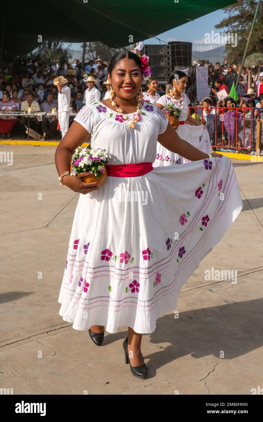 Des danseurs de Puerto Escondido dansent le jarabe traditionnel au Guelaguetza à San Antonino Castillo Velasco, Oaxaca, Mexique. Le jarabe est une danse Banque D'Images