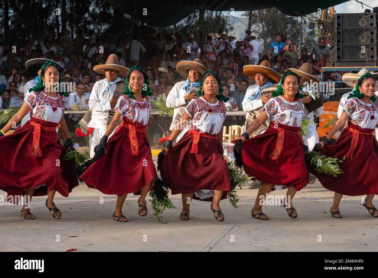 Des danseurs de San Antonino effectuent une danse traditionnelle au Guelaguetza à San Antonino Castillo Velasco, Oaxaca, Mexique. Banque D'Images