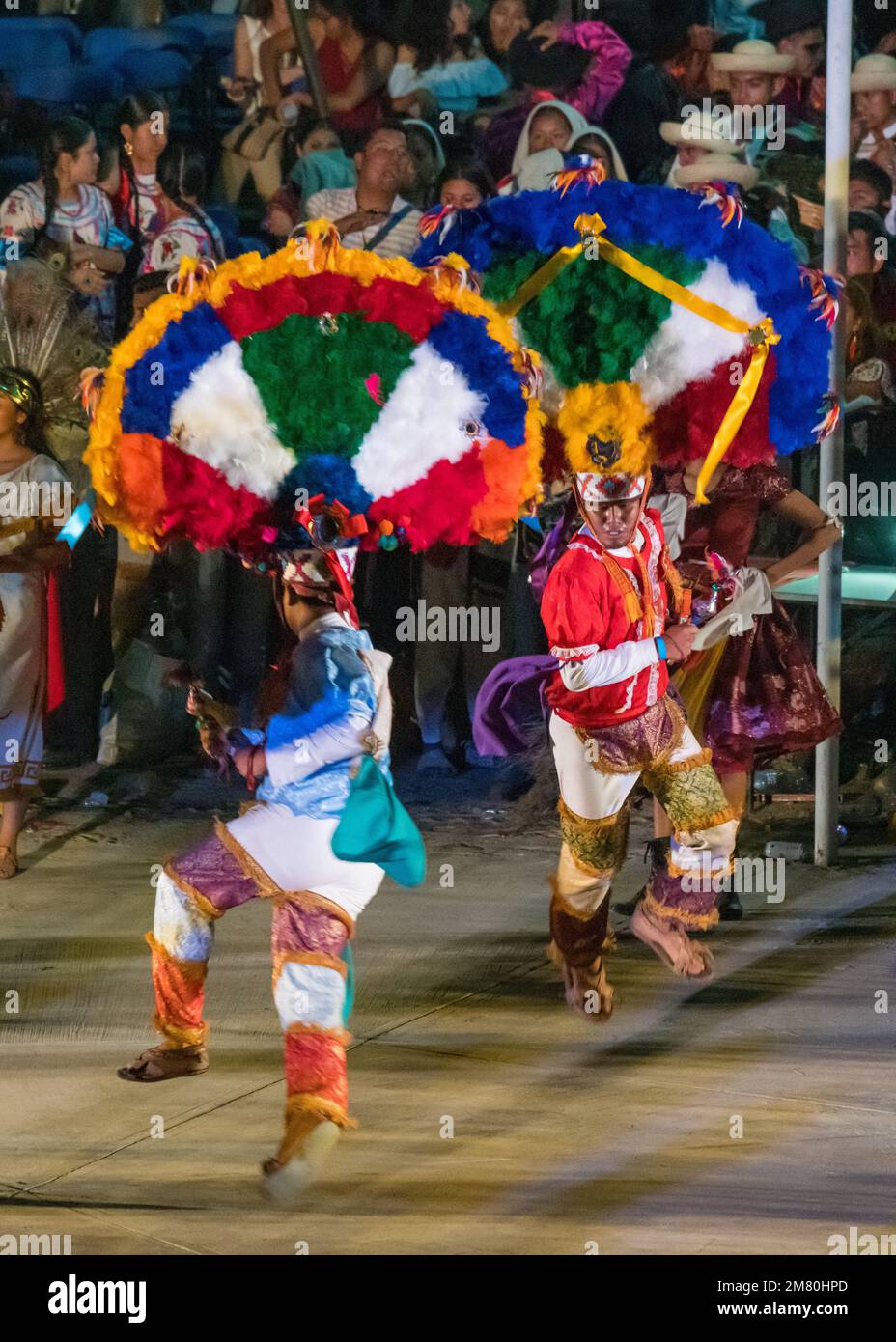 Des danseurs de San Migul exécutent le Danza la Pluma au Guelaguetza à San Antonino Castillo Velasco, Oaxaca, Mexique. Les danseurs représentent Aztec wa Banque D'Images