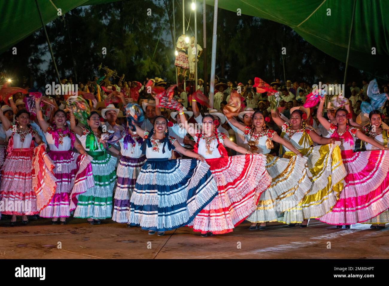 Des danseurs de Santiago Pinotepa Nacional dansent la Chilena au Guelaguetza à San Antonino Castillo Velasco, Oaxaca, Mexique. Banque D'Images